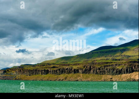 Vista del lato di Washington del fiume Columbia presi da auto sulla Interstate 84 sul lato di Oregon del Columbia River Gorge Foto Stock