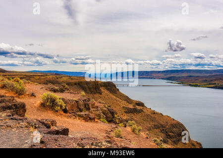 La Columbia River Gorge paesaggio sotto cieli nuvolosi nei pressi di Tri-Cities in stato di Washington Foto Stock