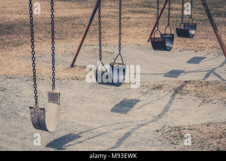 Altalene su vecchi giochi vintage , parco giochi all'aperto Foto Stock