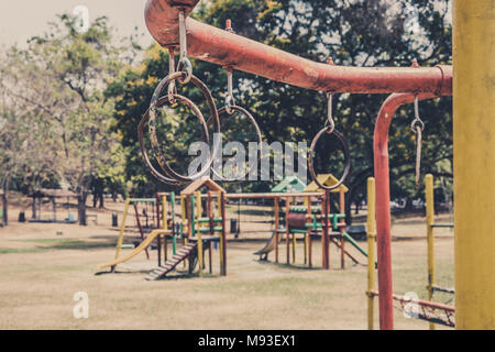 Anelli appesi sul telaio di arrampicata - giungla palestra sul vecchio parco giochi esterno - Foto Stock