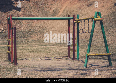 Il vecchio telaio arrampicata sul vecchio arrugginito parco giochi nel parco all'aperto - Foto Stock