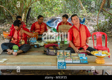 Un tradizionale cambogiano di banda compresa di mutilati, causati dalle mine terrestri, all'Unesco World Heritage Site di Ankor Thom, Siem Reap, Cambogia Foto Stock