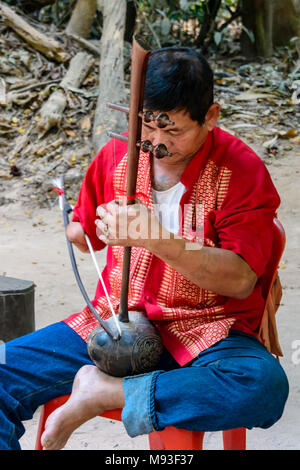 Un tradizionale cambogiano di banda compresa di mutilati, causati dalle mine terrestri, all'Unesco World Heritage Site di Ankor Thom, Siem Reap, Cambogia Foto Stock