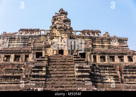 Passi che conducono fino a uno dei templi della piramide presso il sito Patrimonio Mondiale dell'Unesco di Ankor Thom, Siem Reap, Cambogia Foto Stock