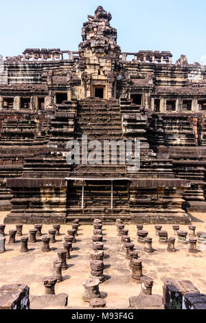 Passi che conducono fino a uno dei templi della piramide presso il sito Patrimonio Mondiale dell'Unesco di Ankor Thom, Siem Reap, Cambogia Foto Stock