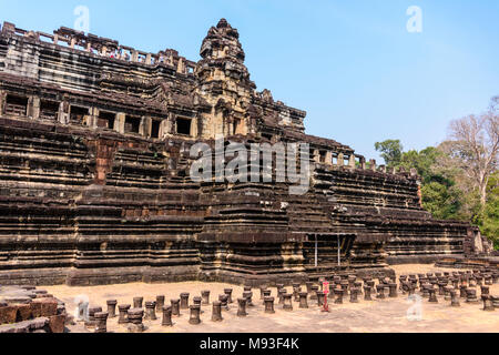 Passi che conducono fino a uno dei templi della piramide presso il sito Patrimonio Mondiale dell'Unesco di Ankor Thom, Siem Reap, Cambogia Foto Stock