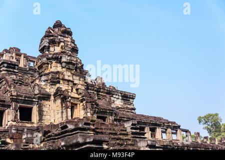 Passi che conducono fino a uno dei templi della piramide presso il sito Patrimonio Mondiale dell'Unesco di Ankor Thom, Siem Reap, Cambogia Foto Stock