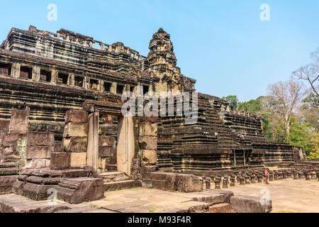 Passi che conducono fino a uno dei templi della piramide presso il sito Patrimonio Mondiale dell'Unesco di Ankor Thom, Siem Reap, Cambogia Foto Stock