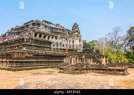 Passi che conducono fino a uno dei templi della piramide presso il sito Patrimonio Mondiale dell'Unesco di Ankor Thom, Siem Reap, Cambogia Foto Stock