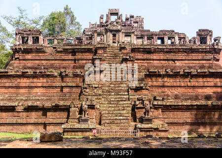 Passi che conducono fino a uno dei templi della piramide presso il sito Patrimonio Mondiale dell'Unesco di Ankor Thom, Siem Reap, Cambogia Foto Stock