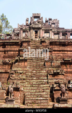 Passi che conducono fino a uno dei templi della piramide presso il sito Patrimonio Mondiale dell'Unesco di Ankor Thom, Siem Reap, Cambogia Foto Stock