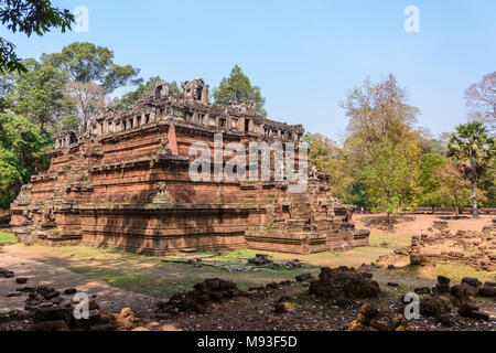 Passi che conducono fino a uno dei templi della piramide presso il sito Patrimonio Mondiale dell'Unesco di Ankor Thom, Siem Reap, Cambogia Foto Stock