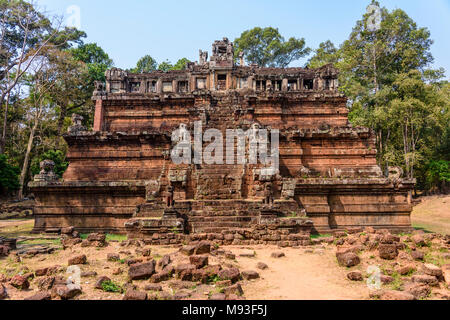 Passi che conducono fino a uno dei templi della piramide presso il sito Patrimonio Mondiale dell'Unesco di Ankor Thom, Siem Reap, Cambogia Foto Stock