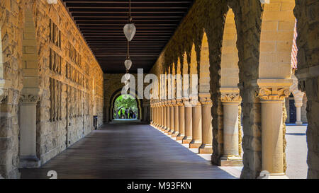 Corridoio dell'Università di Stanford Memorial Corte edificio - Palo Alto, California Foto Stock