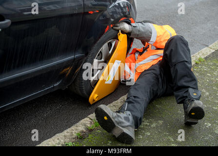 Il bloccaggio delle ruote di veicoli non tassati sta diventando sempre più comune con la carta imposta la visualizzazione del disco essendo abolito e il bollo auto che hanno bisogno di essere pagato online. Foto Stock