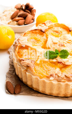 Deliziosa torta con prugna gialla e mandorle isolato su bianco Foto Stock