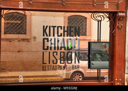 Lisbona, Portogallo - Ottobre 2017: bistro alla moda nella parte storica di Lisbona Foto Stock