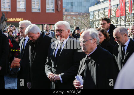 Winfried Kretschmann, il ministro?Presidente del Baden-Württemberg, Volker Bouffier, il ministro?Presidente di Hesse, Presidente tedesco Frank-Walter Steinmeier e il decano della cattedrale di Magonza Prelato Heinz Heckwolf (da sinistra a destra) sono raffigurati al di fuori della cattedrale di Magonza. I funerali del Cardinale Karl Lehmann si è tenuta nella Cattedrale di Magonza, a seguito di una processione funebre dal Augustiner chiesa furono giaceva in riposo. Il Presidente tedesco Frank-Walter Steinmeier hanno assistito ai funerali come rappresentante dello Stato tedesco. Il Cardinale Karl Lehmann è stato il vescovo cattolico romano Foto Stock