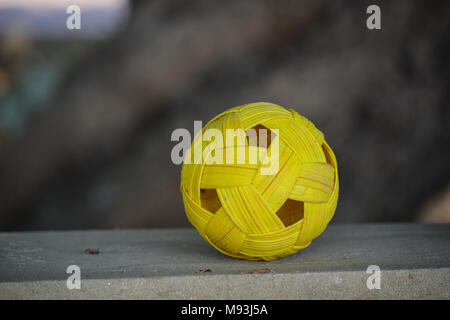 Sepak takraw sfera presso il villaggio di Mandalay, Myanmar. Foto Stock