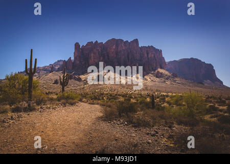 Vista iconica della superstizione montagne e cactus Saguaro in Lost Dutchman State Park, Arizona dal Tesoro Loop Trail Foto Stock