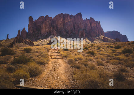 Vista iconica della superstizione montagne e cactus Saguaro in Lost Dutchman State Park, Arizona dal Tesoro Loop Trail Foto Stock