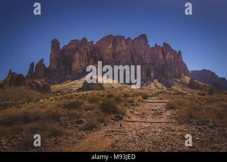 Vista iconica della superstizione montagne e cactus Saguaro in Lost Dutchman State Park, Arizona dal Tesoro Loop Trail Foto Stock