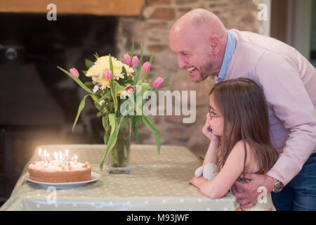 Soffiaggio in fuori le candele con il nonno Foto Stock