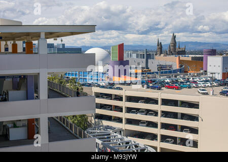 LOS ANGELES, Stati Uniti d'America - Marzo 2018: Universal Studios di parcheggio su una spettacolare giornata di sole. La capacità della struttura garage è di circa 10 000 veicoli. Foto Stock