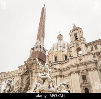 La fontana dei Quattro fiumi e la facciata della chiesa di Santa Agnese in piazza Navona a Roma con neve dopo la nevicata insolita di Foto Stock