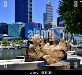 La replica della più grande pepita d'oro trovato in WA, il Golden Eagle,Elizabeth Quay Perth Western Australia Foto Stock