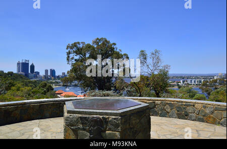 Guardando oltre la vibrante città di Perth e il fiume Swan dal Parco e Giardino Botanico Kings Western Australia Foto Stock