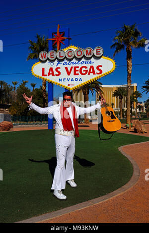 Elvis lookalike da il benvenuto a Las Vegas segno,Las Vegas, Nevada, Stati Uniti d'America Foto Stock