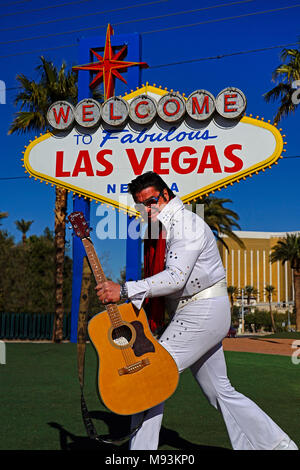 Elvis lookalike da il benvenuto a Las Vegas segno,Las Vegas, Nevada, Stati Uniti d'America Foto Stock