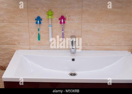 Bagno bianco accessori: barra di sapone in soap-piatto, sapone liquido, spazzolini da denti in bagno Foto Stock