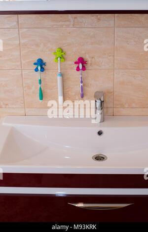 Bagno bianco accessori: barra di sapone in soap-piatto, sapone liquido, spazzolini da denti in bagno Foto Stock