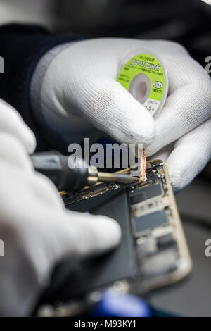 Le riparazioni di dispositivi elettronici, patatine, schede madri, saldatura Foto Stock