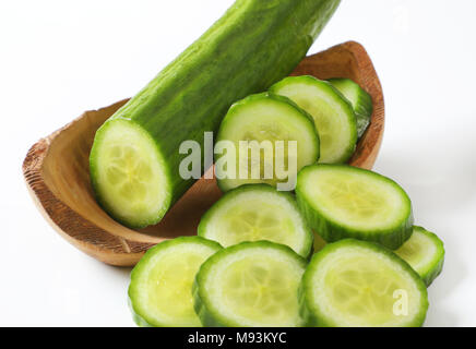 Fette di cetriolo verde nella ciotola di legno - close up Foto Stock