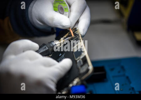 Le riparazioni di dispositivi elettronici, patatine, schede madri, saldatura Foto Stock