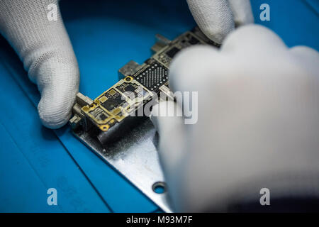 Le riparazioni di dispositivi elettronici, patatine, schede madri, saldatura. Circuito. Foto Stock