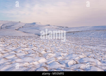 Distesa di coperta di neve la brughiera nel parco nazionale di Peak District, Derbyshire, in Inghilterra. Foto Stock