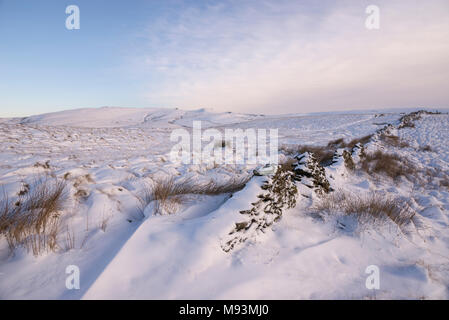 Cumuli di neve su Mori presso Hayfield, Derbyshire. Vista di kinder Scout nel parco nazionale di Peak District. Una bella mattinata d'inverno. Foto Stock