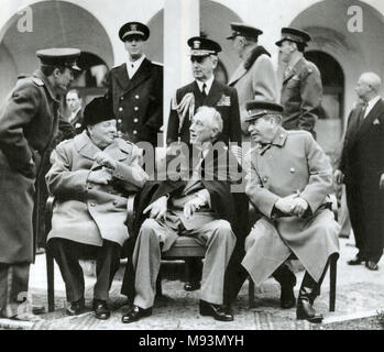 Conferenza di Yalta Febbraio 1945. Seduti da sinistra: Winston Churchill, Franklin D. Roosevelt, Joseph Stalin. Fleet Admiral Ernest King è in piedi dietro di Roosevelt. Foto Stock