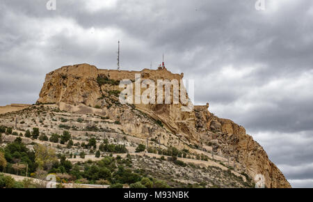 Alicante del Castello di Santa Barbara su scogli Foto Stock