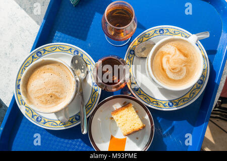 Il caffè tradizionale, il Brandy e una fetta di torta per colazione a Benidorm, Spagna Foto Stock