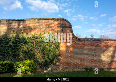 Il vecchio muro di mattoni in metallo con supporti di fissaggio Foto Stock