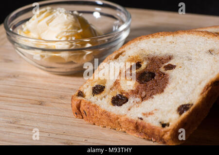 Passito di cannella pane con burro Foto Stock
