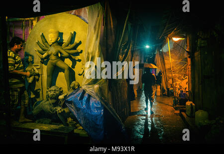 Kumortuli Street prima di Durga Puja Foto Stock