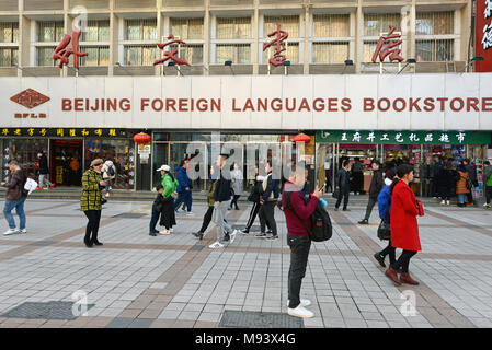 Pechino Lingue Straniere Bookstore, Wangfujing street, Pechino, Cina Foto Stock