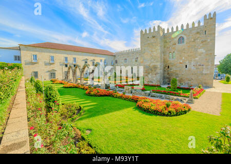 Braga, Portogallo. Un lato del complesso architettonico del borgo medievale di palazzo vescovile di Braga o Paco Bracarense episcopale nella piazza del municipio o Praca Do Municipio. Giornata di sole. Foto Stock