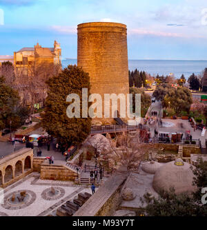 Vista panoramica di Maiden Tower e Icheri sheher, Baku, Azerbaijan Foto Stock